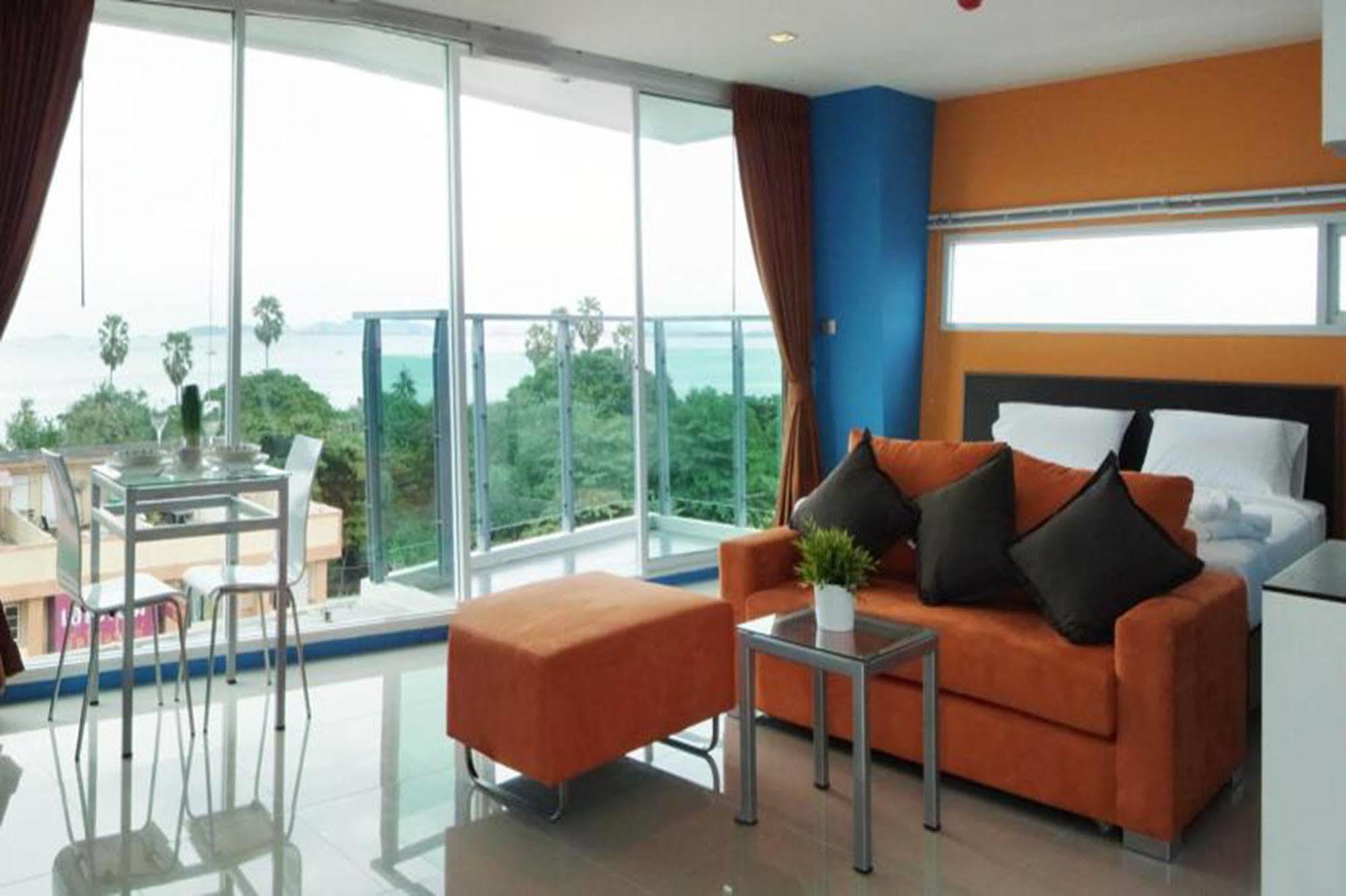 Hotel La Casa Pattaya Esterno foto